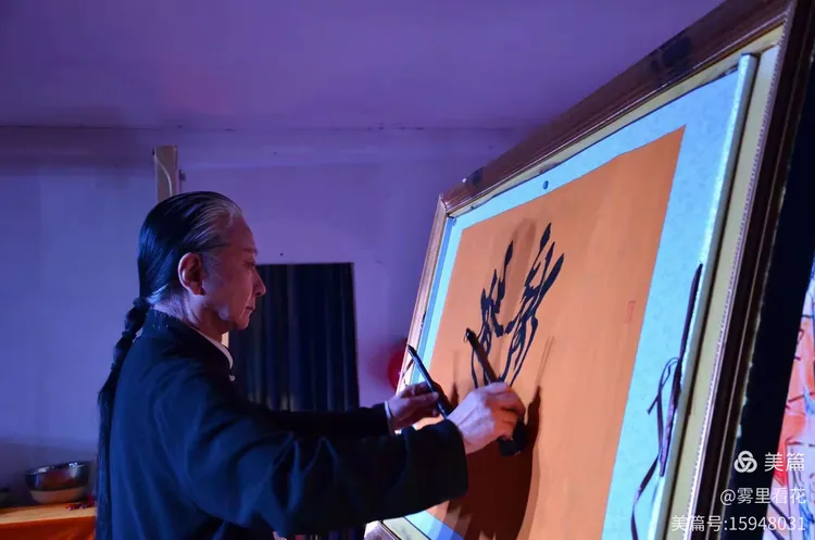 过去只是听说,双手写出梅花篆字;今天真是开眼了!